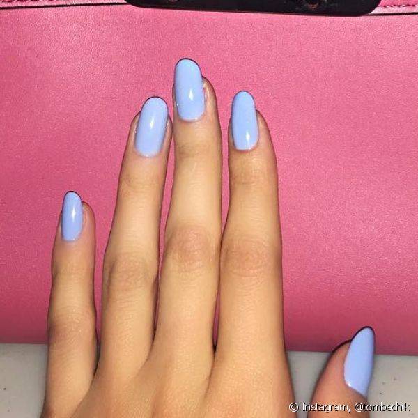 Selena Gomez optou por uma manicure chique e moderna em tom de azul pastel (Foto: Instagram @tombachik)